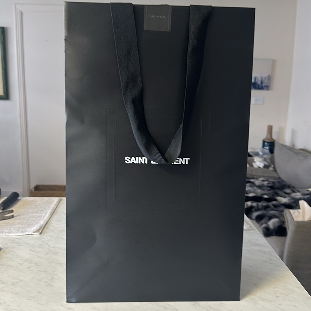 ✨✨Luxury Designer Bags and Boxes for Sale!
Saint Laurent, show box + bag ✨✨ - Picture 11 of 14